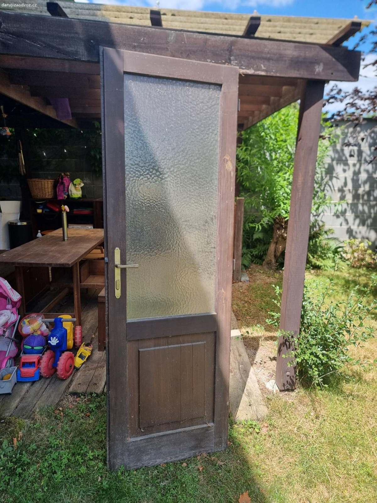 Dřevěné dveře. Daruji dveře, skleněná výplň, šiře 65 cm, výška 195 cm,vícerozměrů na fotkách.