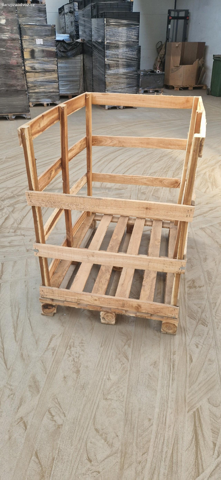 Dřevěné klece. Daruji dřevěné klece (115x80x110), které se využívaly k převozu kovových polotovarů. Odvoz nutný i s papírovým obalem klece. Místo vyzvednutí Strojírenská 700, bývalý areál Zetoru. Momentálně k odvozu cca 50 ks.
