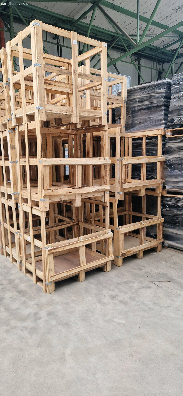 Dřevěné klece. Nabízím za odvoz dřevěné klece (105x80x105), které se využívaly k převozu kovových polotovarů. Vhodné pro uskladnění dřeva nebo k topení. Odvoz možný ve všední dny od 7-15.