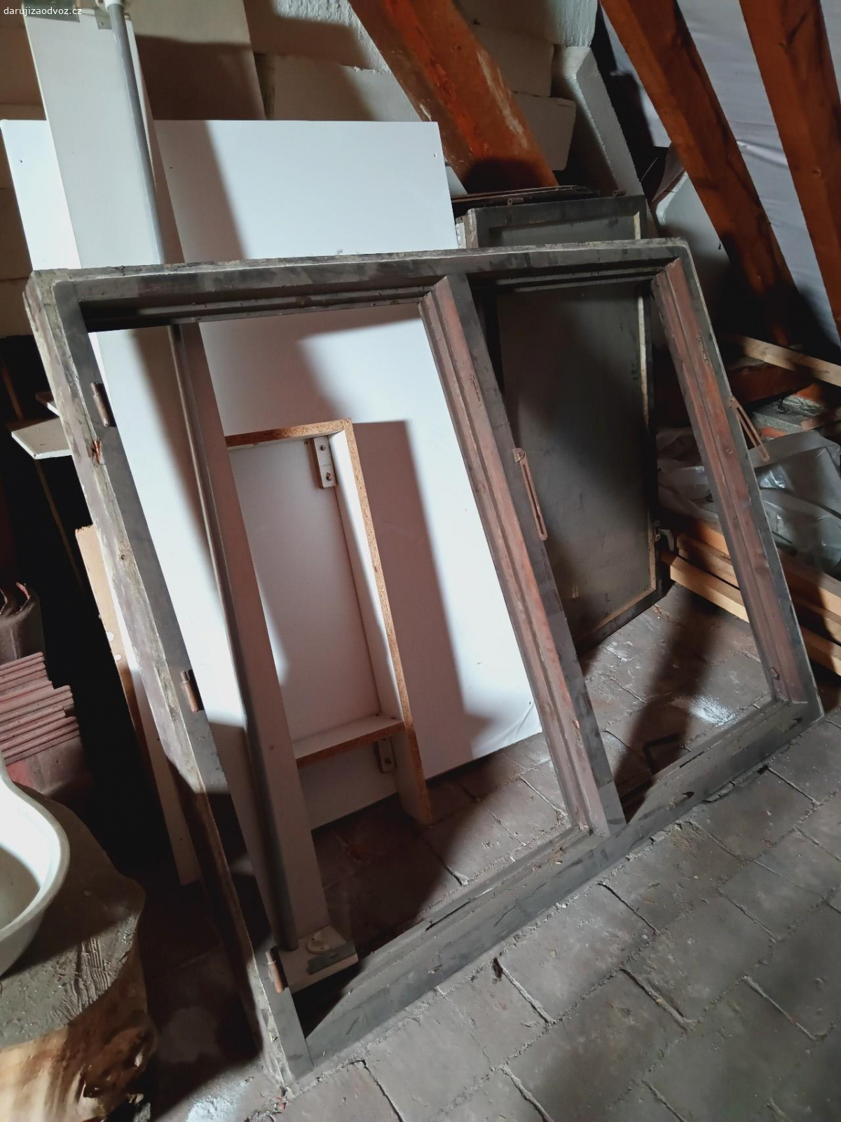 Dřevěné okno 150x120. Daruji starý masívní dřevěný rám oken 150/120 včetně oken.