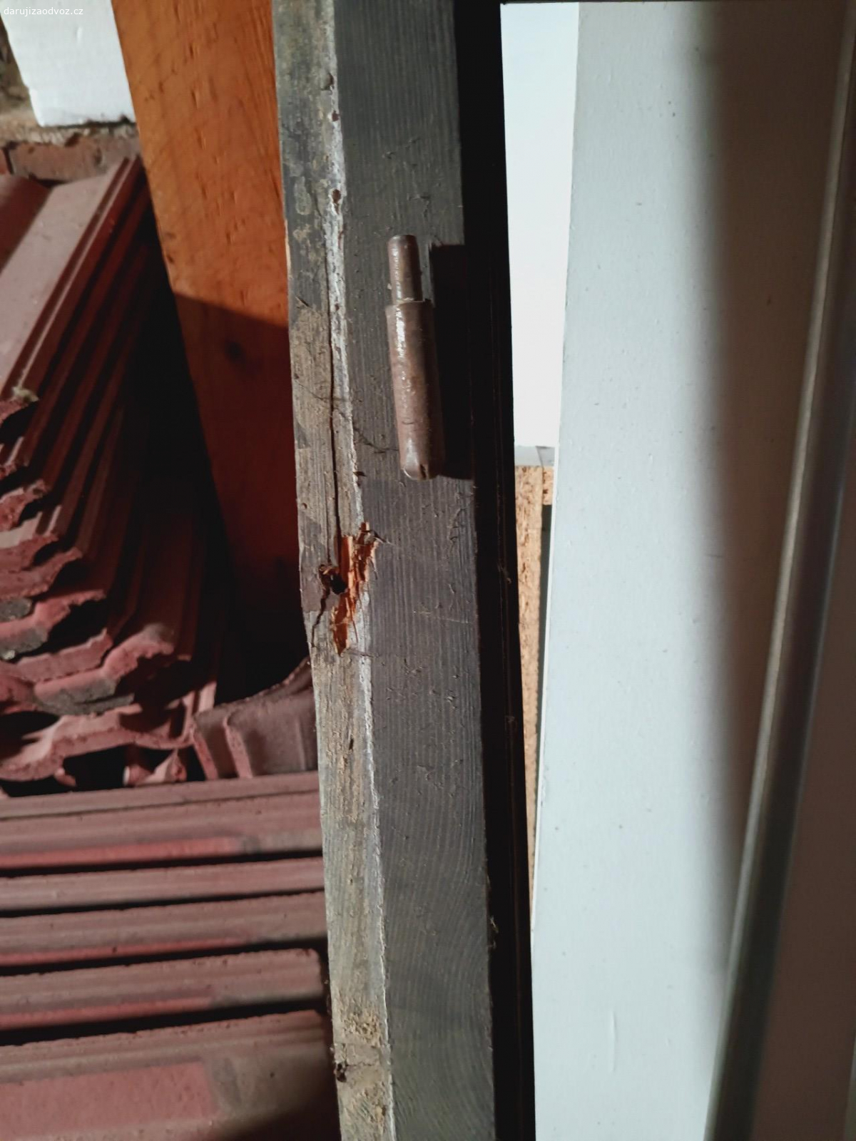 Dřevěné okno 150x120. Daruji starý masívní dřevěný rám oken 150/120 včetně oken.