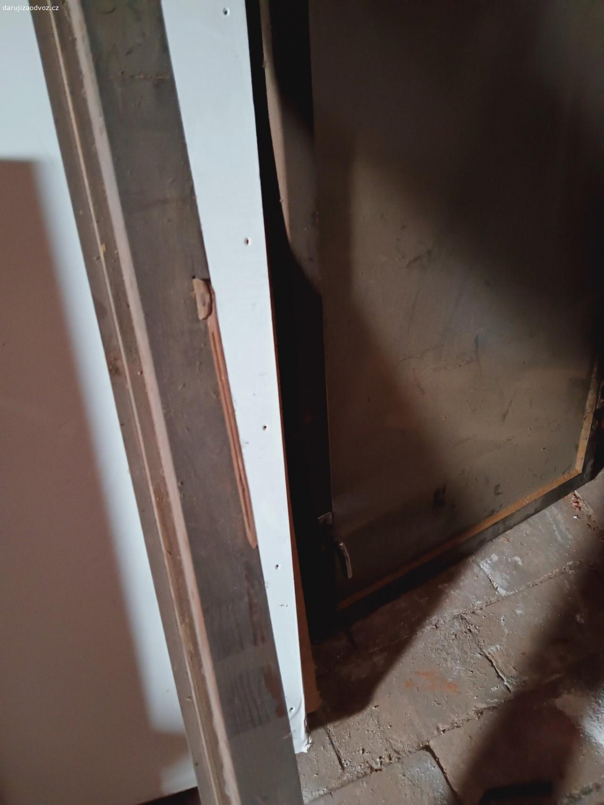 Dřevěné okno 150x120. Daruji starý masívní dřevěný rám oken 150/120 včetně oken.