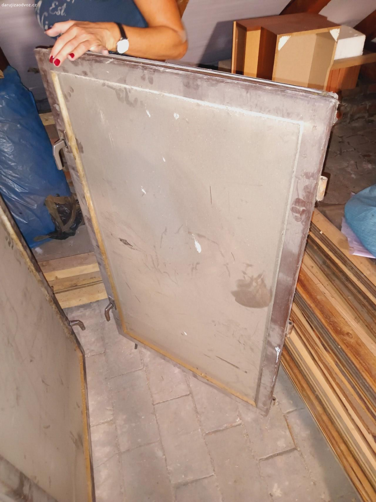 Dřevěné okno 150x120. Daruji starý masívní dřevěný rám oken 150/120 včetně oken.