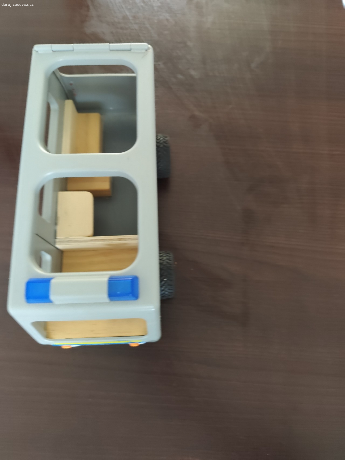 Dřevěné policejní auto. za odvoz