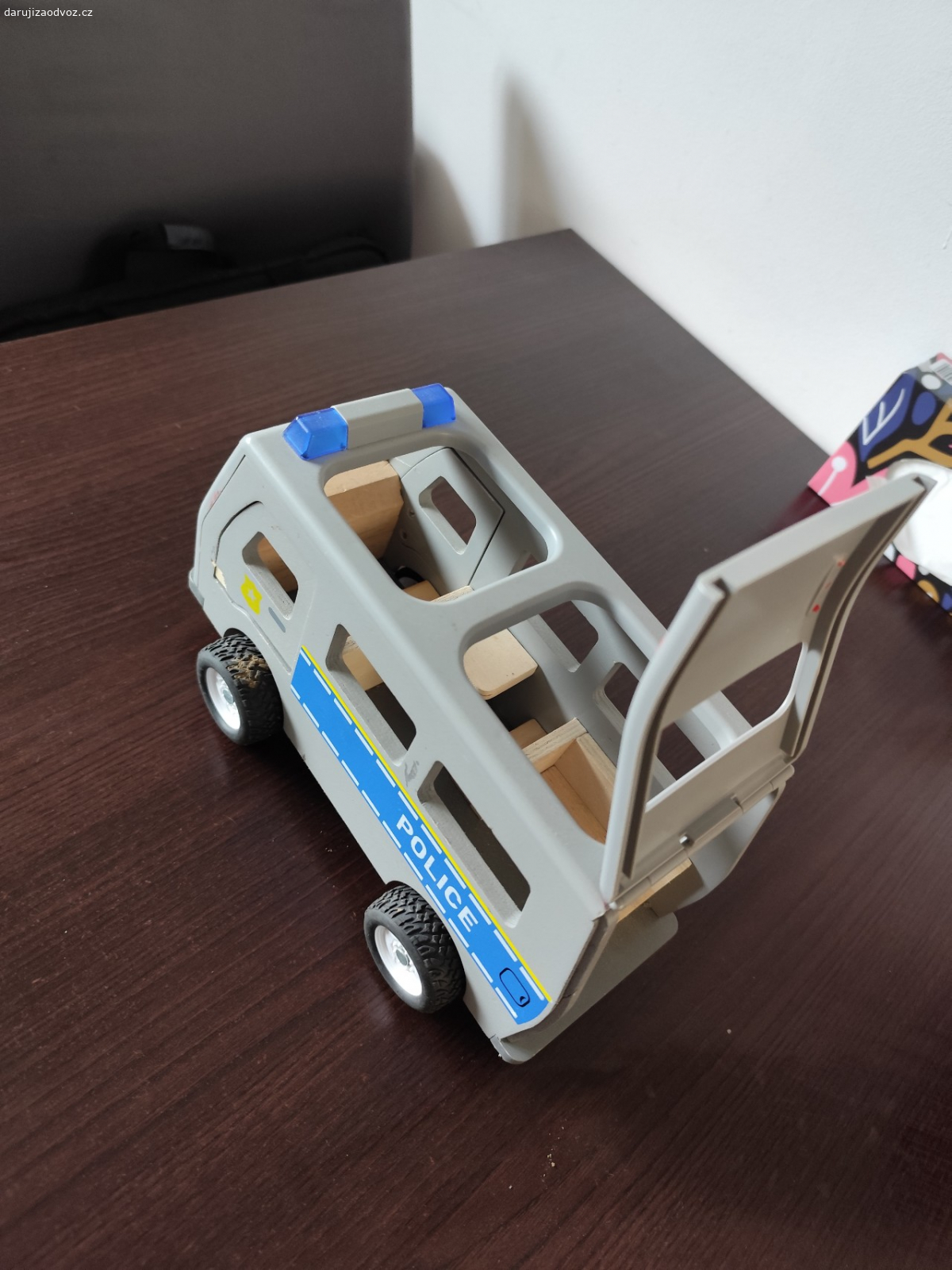 Dřevěné policejní auto. za odvoz