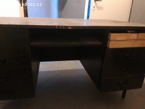 Dřevěný černý stůl, 8 zásuvek.