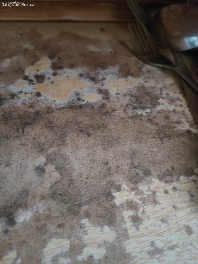 Dřevěný chlebník. Daruji za odvoz , vevnitř zničený, možná dát fólií