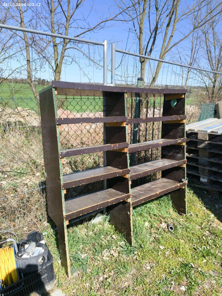 Dřevěný regál do auta