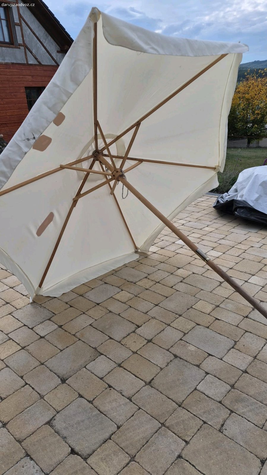 Dřevěný slunečník. Rozpětí 2.5m., výška 2.4m.