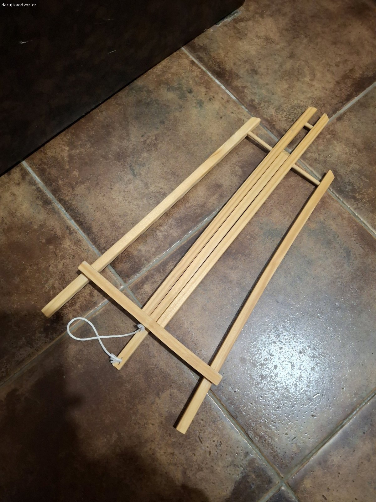 dřevěný stojánek. skládací,  délka 50 cm