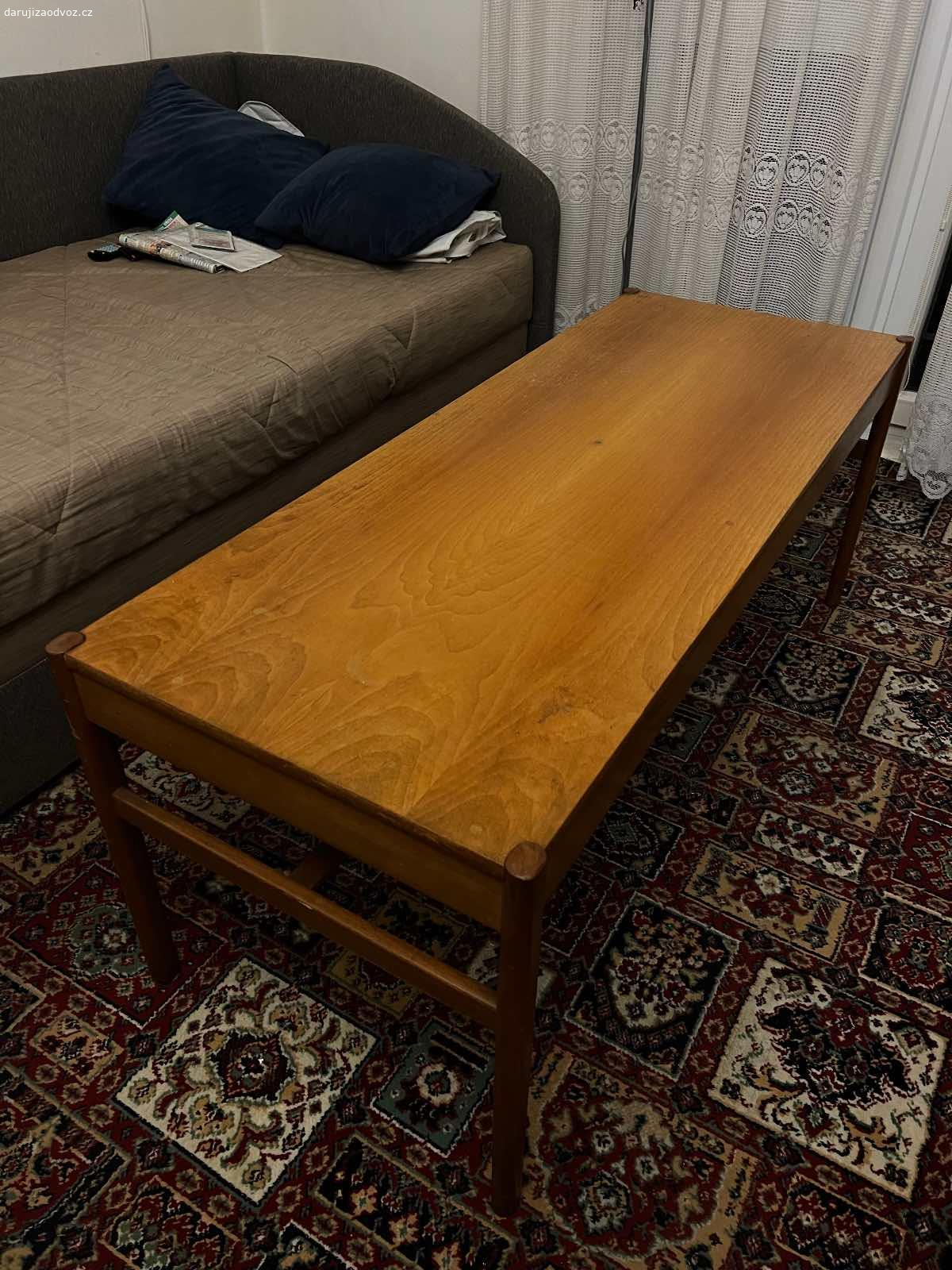 Dřevěný stůl. Vyměním dřevěný stůl za sklenici medu.

Starý a kvalitní dřevěný stůl. 
Ideální pro ubrus nebo super pro lehkou renovaci. 

Osobní vyzvednutí Palmovka, Praha 8