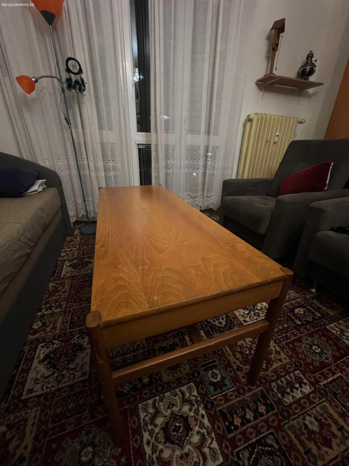 Dřevěný stůl. Vyměním dřevěný stůl za sklenici medu.

Starý a kvalitní dřevěný stůl. 
Ideální pro ubrus nebo super pro lehkou renovaci. 

Osobní vyzvednutí Palmovka, Praha 8