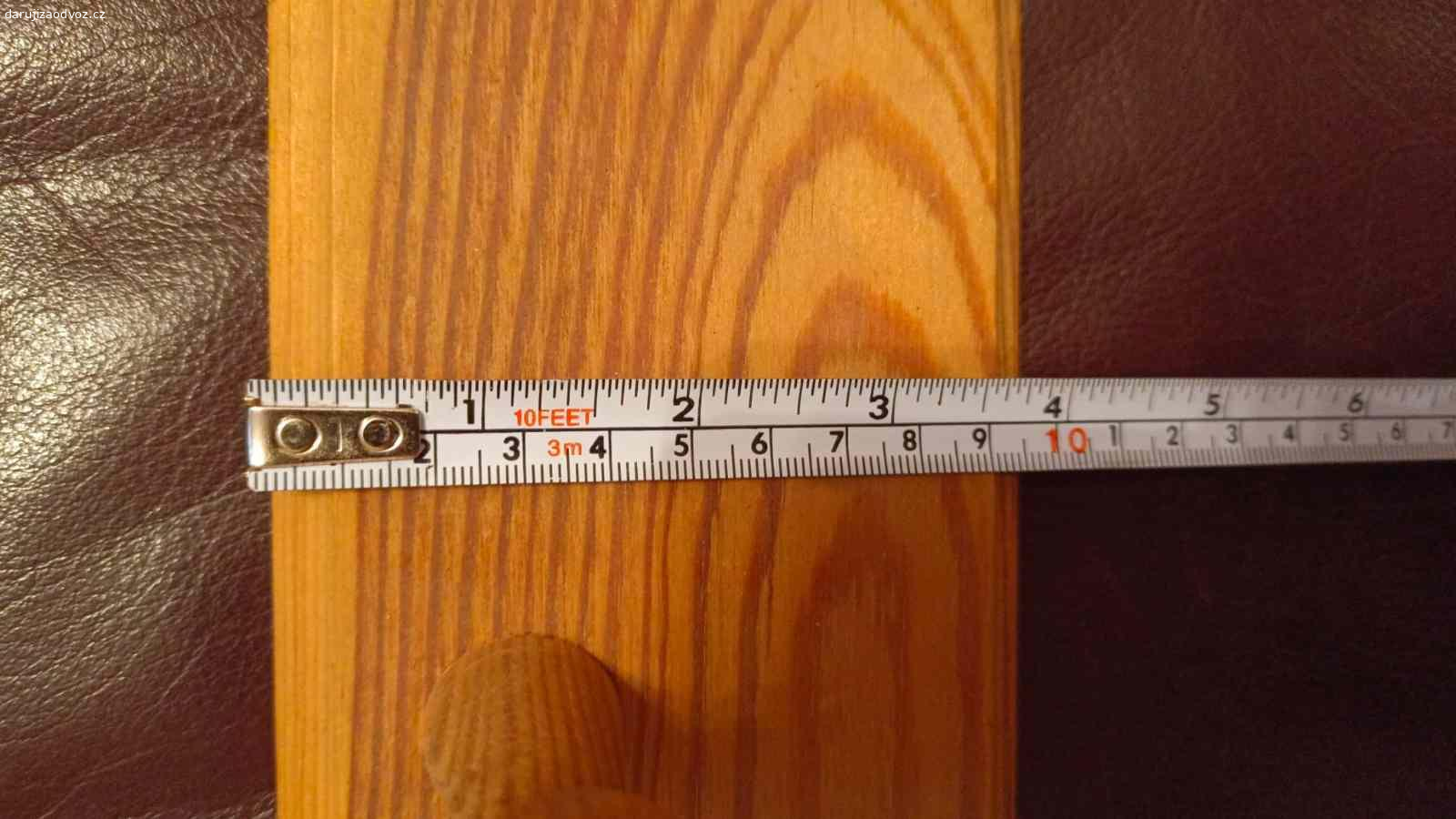 Dřevěný věšák. Dřevěný věšák