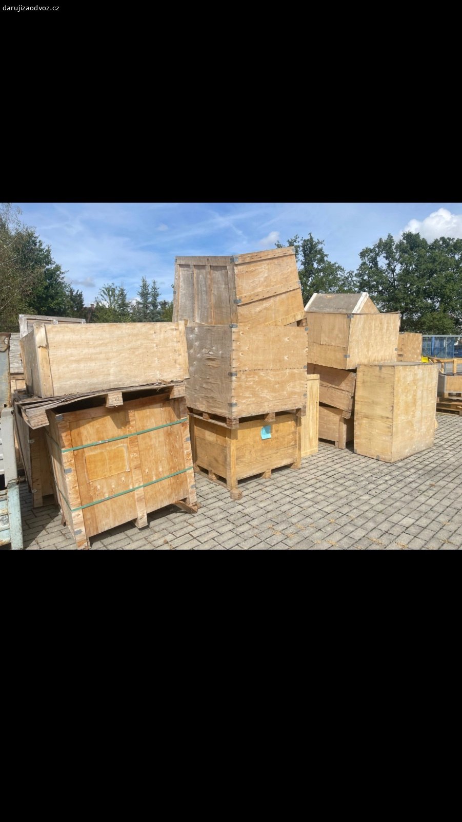 Dřevo a bedny ZDARMA. Nabízím za odvoz všelijaké dřevěné palety, bedny a desky. Většina materiálu je překližka různých tlouštěk, kusy průběžně přibývají i ubývají. 
Vyzvednutí je možné i bez předchozí domluvy, vše je volně k mání na veřejném place na adrese Budějovická 449, 370 01 Homole (hned vedle hlavní silnice).