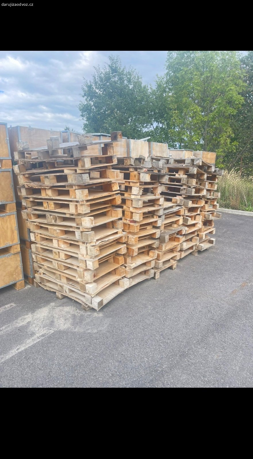 Dřevo a bedny ZDARMA. Nabízím za odvoz všelijaké dřevěné palety, bedny a desky. Většina materiálu je překližka různých tlouštěk, kusy průběžně přibývají i ubývají. 
Vyzvednutí je možné i bez předchozí domluvy, vše je volně k mání na veřejném place na adrese Budějovická 449, 370 01 Homole (hned vedle hlavní silnice).