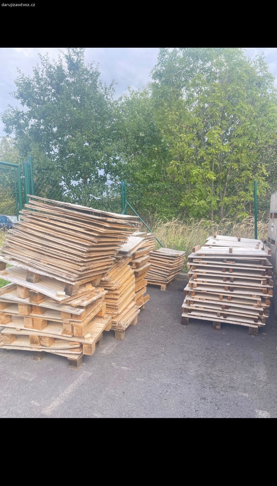 Dřevo a bedny ZDARMA. Nabízím za odvoz všelijaké dřevěné palety, bedny a desky. Většina materiálu je překližka různých tlouštěk, kusy průběžně přibývají i ubývají. 
Vyzvednutí je možné i bez předchozí domluvy, vše je volně k mání na veřejném place na adrese Budějovická 449, 370 01 Homole (hned vedle hlavní silnice).