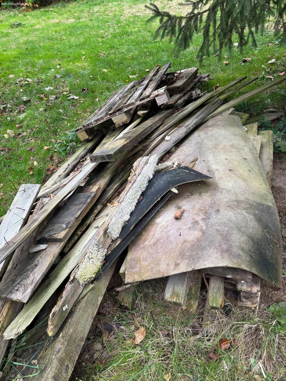 Dřevo, cihly, dlaždice - různé. Daruji za odvoz tyto latě, dřevo, dlaždice, cihly  zkrátka materiál, co mi tu zbyl po renovaci zahradního domku.
Jako holka moc nevím co s tím, třeba se najde někdo, kdo by ještě využil.