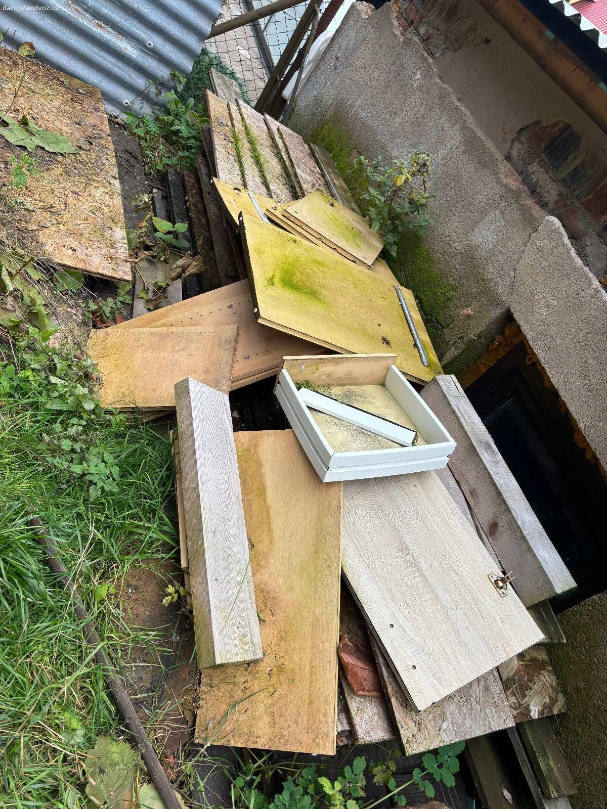 Dřevo, cihly, dlaždice - různé. Daruji za odvoz tyto latě, dřevo, dlaždice, cihly  zkrátka materiál, co mi tu zbyl po renovaci zahradního domku.
Jako holka moc nevím co s tím, třeba se najde někdo, kdo by ještě využil.