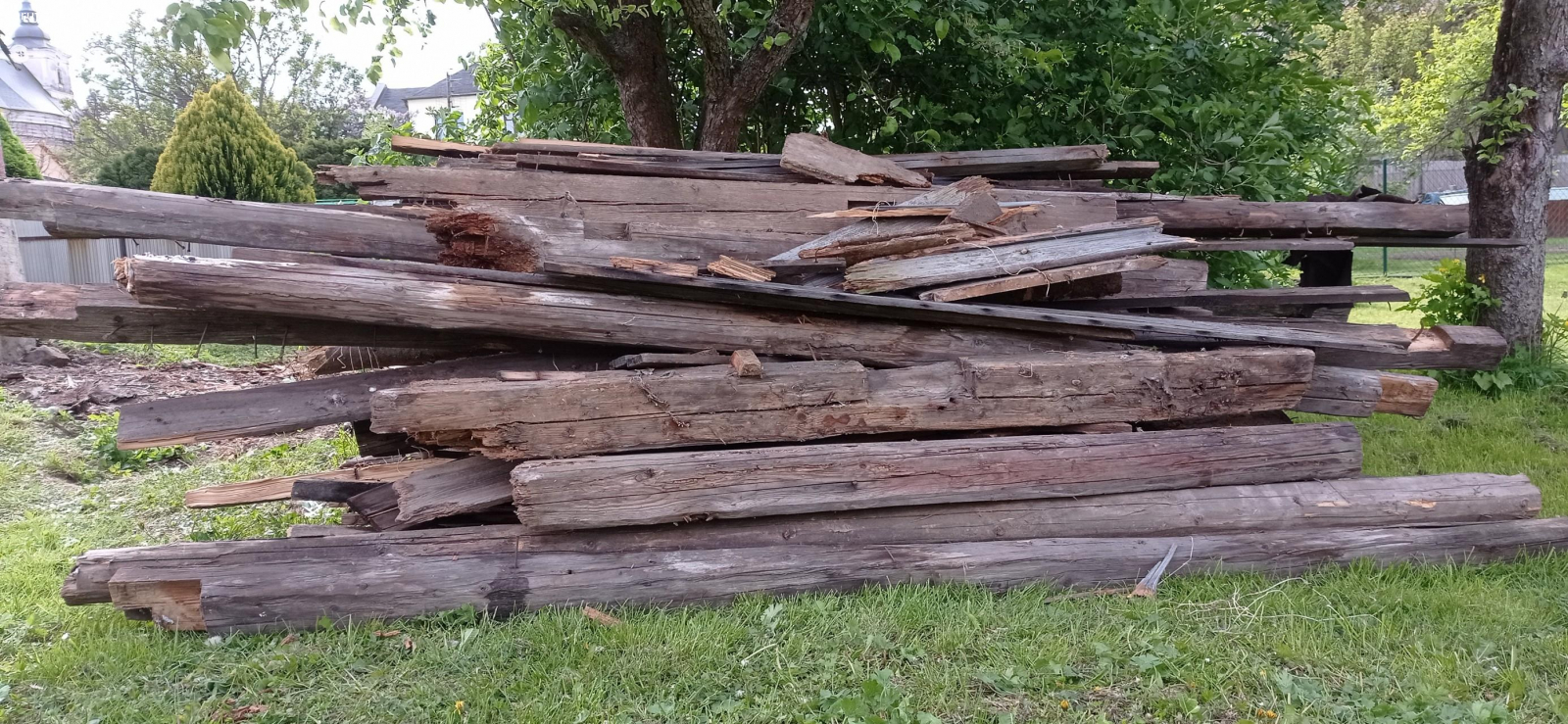 Dřevo na pořezání. Daruji za odvoz dřevo na pořezání.