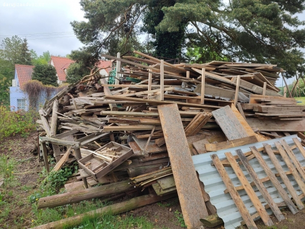 dřevo, trámy, prkna, desky 15 m3. všechno dřevo pryč. trámy ze střechy a stavby