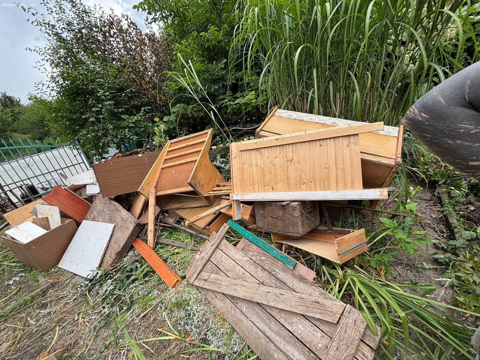 Dřevo z rozložené chatky i nějaké skříňky viz foto. Něco by šlo použít jako materiál na nějakou zahradní boudu, něco na pálení. Každopádně spěchá, jinak budeme pálit. Bolejte a je třeba rovnou odvážet.