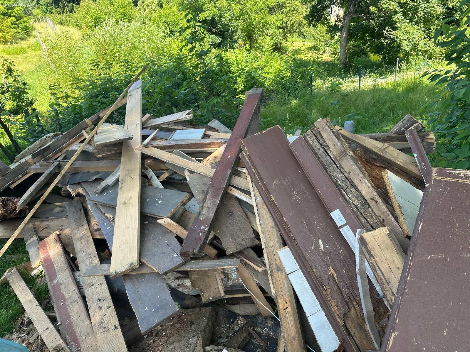 Dřevo za odvoz na topení apod.. Dřevo za odvoz, z demontáže krovu a dřevěných přístavku chalupy. Lepší i horší kusy, případně něco nutno nakrátit, jsou tam i trámy a slušná prkna z podlahy, třeba na zahradní projekty - záhony, přístřešek či tak něco. Jinak na topení jako palivové dřevo.

O víkendech bývám přítomen a mohu i pomoci s naložením. 

Je toho spousta, tedy nečekám, že si odvezete vše, jen co budete chtít. 

Jeřmanice u Liberce.