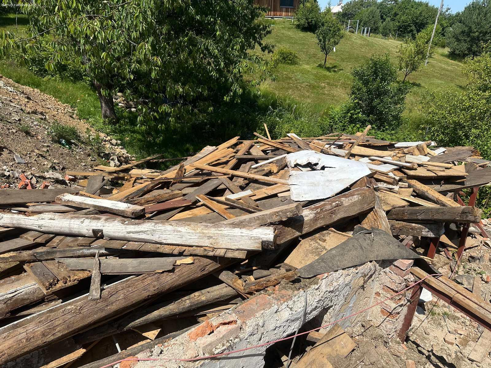 Dřevo za odvoz na topení apod.. Dřevo za odvoz, z demontáže krovu a dřevěných přístavku chalupy. Lepší i horší kusy, případně něco nutno nakrátit, jsou tam i trámy a slušná prkna z podlahy, třeba na zahradní projekty - záhony, přístřešek či tak něco. Jinak na topení jako palivové dřevo.

O víkendech bývám přítomen a mohu i pomoci s naložením. 

Je toho spousta, tedy nečekám, že si odvezete vše, jen co budete chtít. 

Jeřmanice u Liberce.