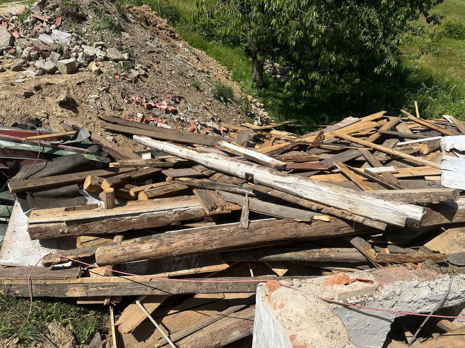 Dřevo za odvoz na topení apod.. Dřevo za odvoz, z demontáže krovu a dřevěných přístavku chalupy. Lepší i horší kusy, případně něco nutno nakrátit, jsou tam i trámy a slušná prkna z podlahy, třeba na zahradní projekty - záhony, přístřešek či tak něco. Jinak na topení jako palivové dřevo.

O víkendech bývám přítomen a mohu i pomoci s naložením. 

Je toho spousta, tedy nečekám, že si odvezete vše, jen co budete chtít. 

Jeřmanice u Liberce.