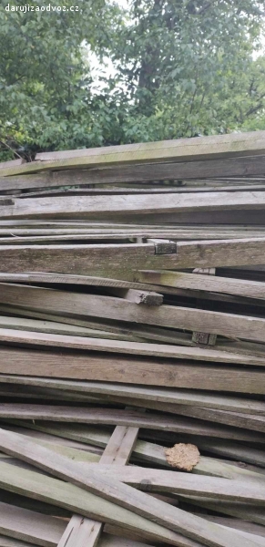 dřevo. dřevo za odvoz- palety a jiné prkna a trámy