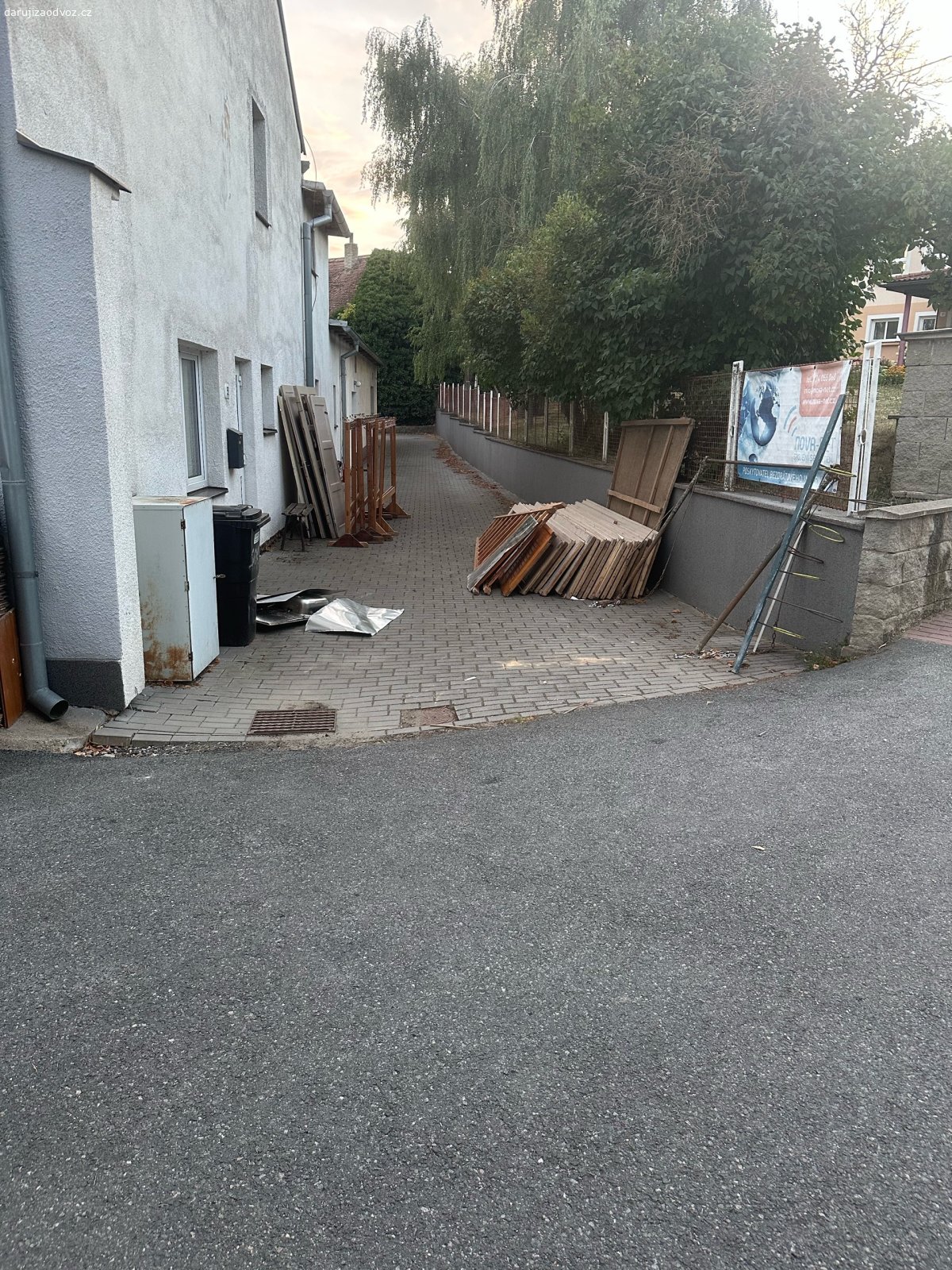 Dřevoodpad. Dřevomateriály, dřevěný obklad, parkety. Jsou toho dvě vlečky. Přijďte si vybrat.