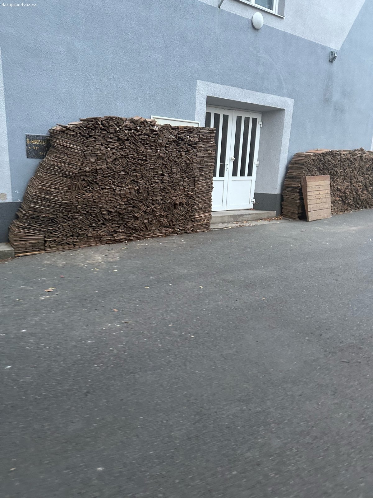 Dřevoodpad. Dřevomateriály, dřevěný obklad, parkety. Jsou toho dvě vlečky. Přijďte si vybrat.