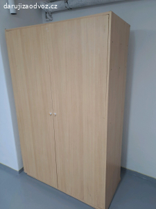 Dřevotřísková skříň 200x127x60cm