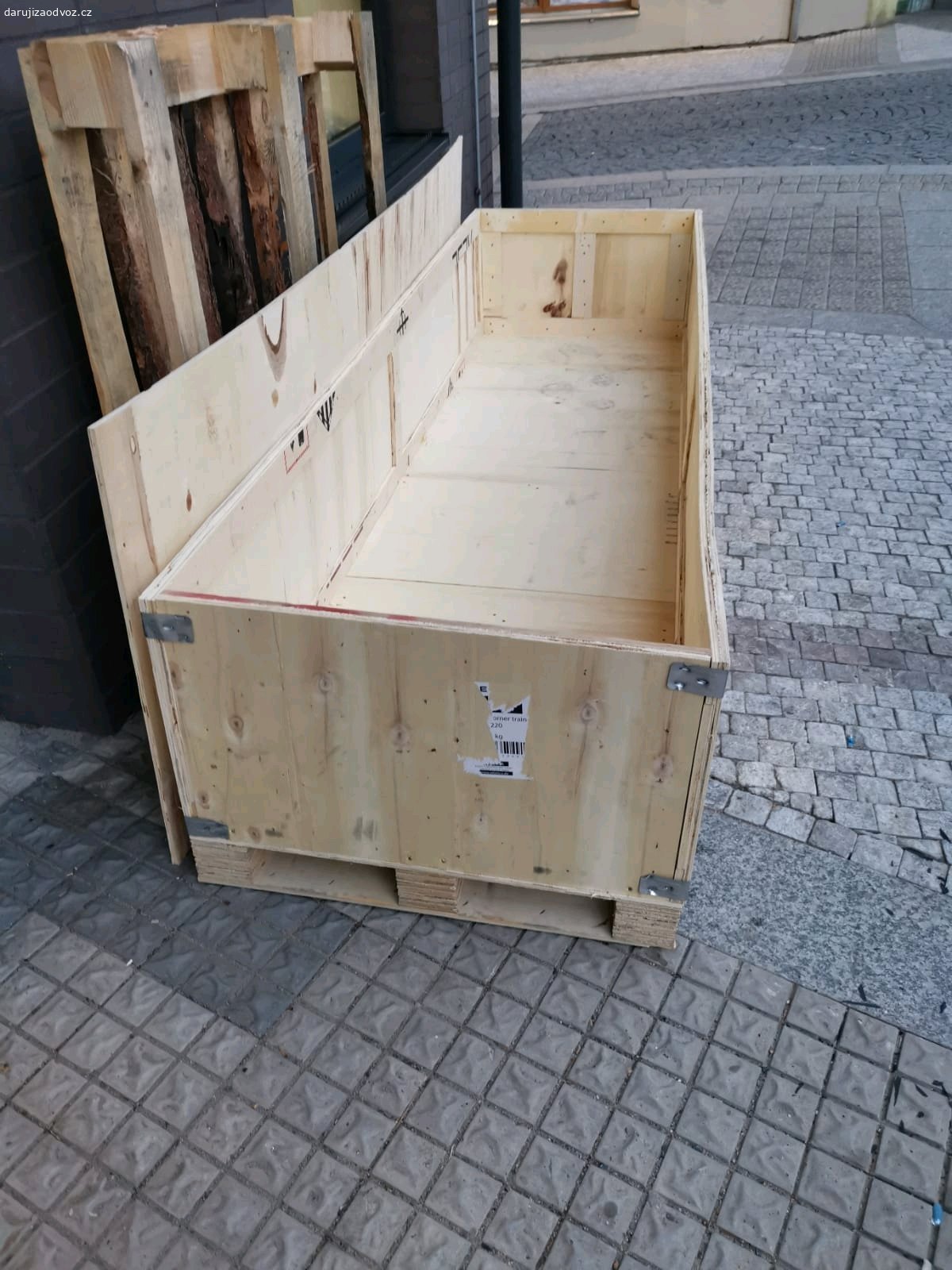 Dříví překližka + palety. truhla z překližky (fanera).
hodí se do kamen, bez barvy.
mám ještě 3 palety vhodné ke stejným účelům (60x80, 80x120, 100x100).
ideálně vše najednou, ale není podmínkou