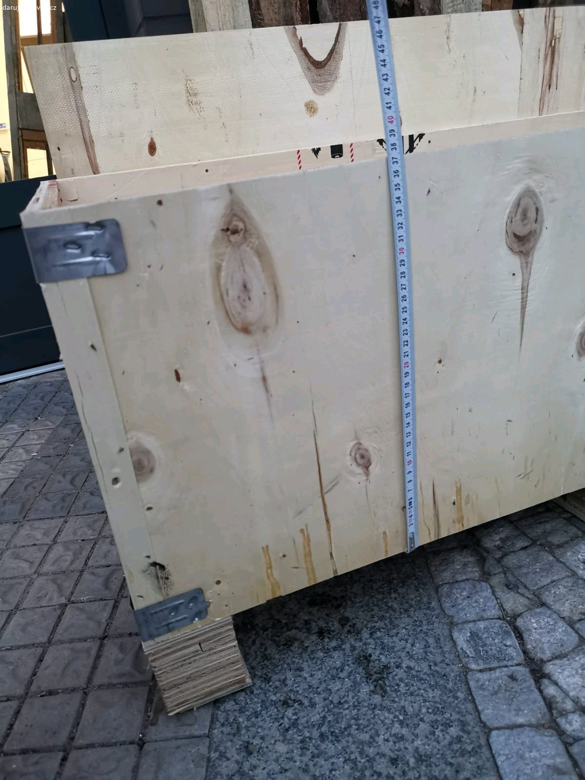 Dříví překližka + palety. truhla z překližky (fanera).
hodí se do kamen, bez barvy.
mám ještě 3 palety vhodné ke stejným účelům (60x80, 80x120, 100x100).
ideálně vše najednou, ale není podmínkou