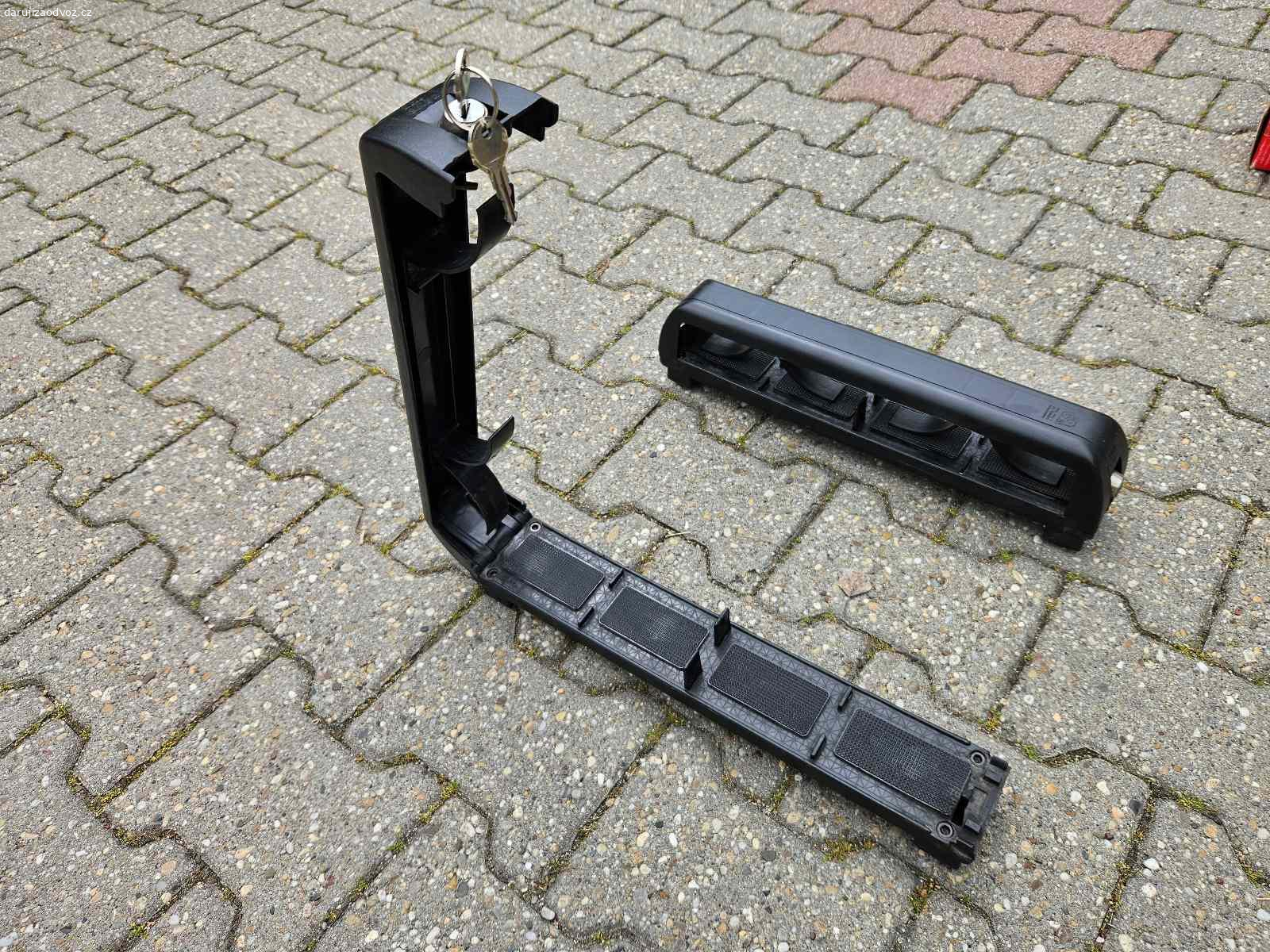 Držák lyží na střešní nosič. Délka vnitřní pro uložení lyží je 42 cm, délka jedné komory je 9,5 cm.