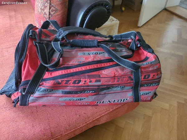 Dunlop tenisová taška. Sportovní taška, velký objem, extra kapsa na tenisky, možnost předat i v Praze.