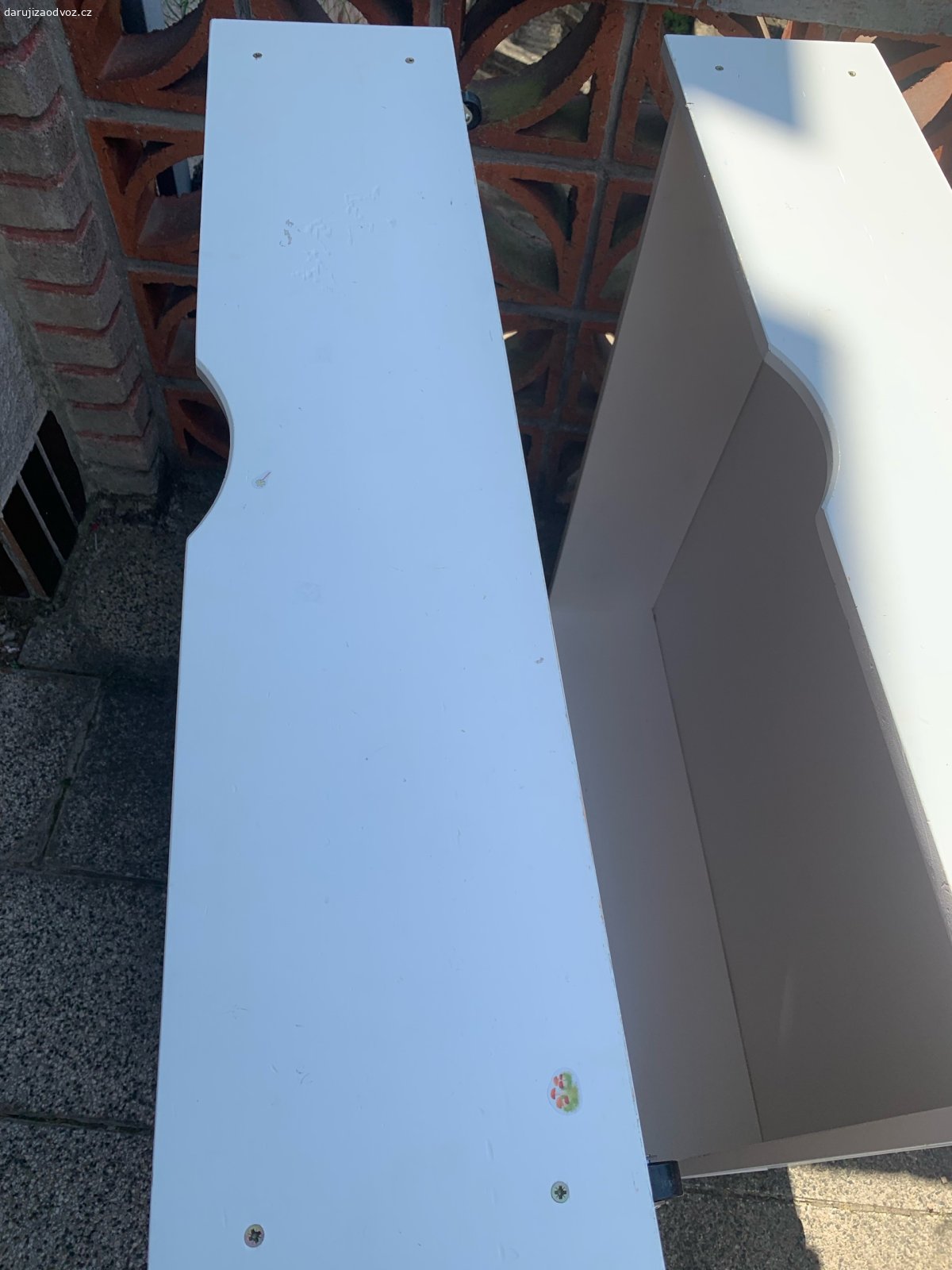 dva šuplíky pod postel. dobry stav, na koleckach. 
vyska i s koleckem 23,5cm, bez kolecka 21cm. 
sirka celkova 96cm
hloubka 95cm
