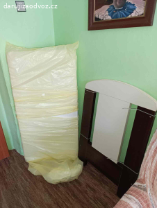 Dvě dětské postýlky s matracemi