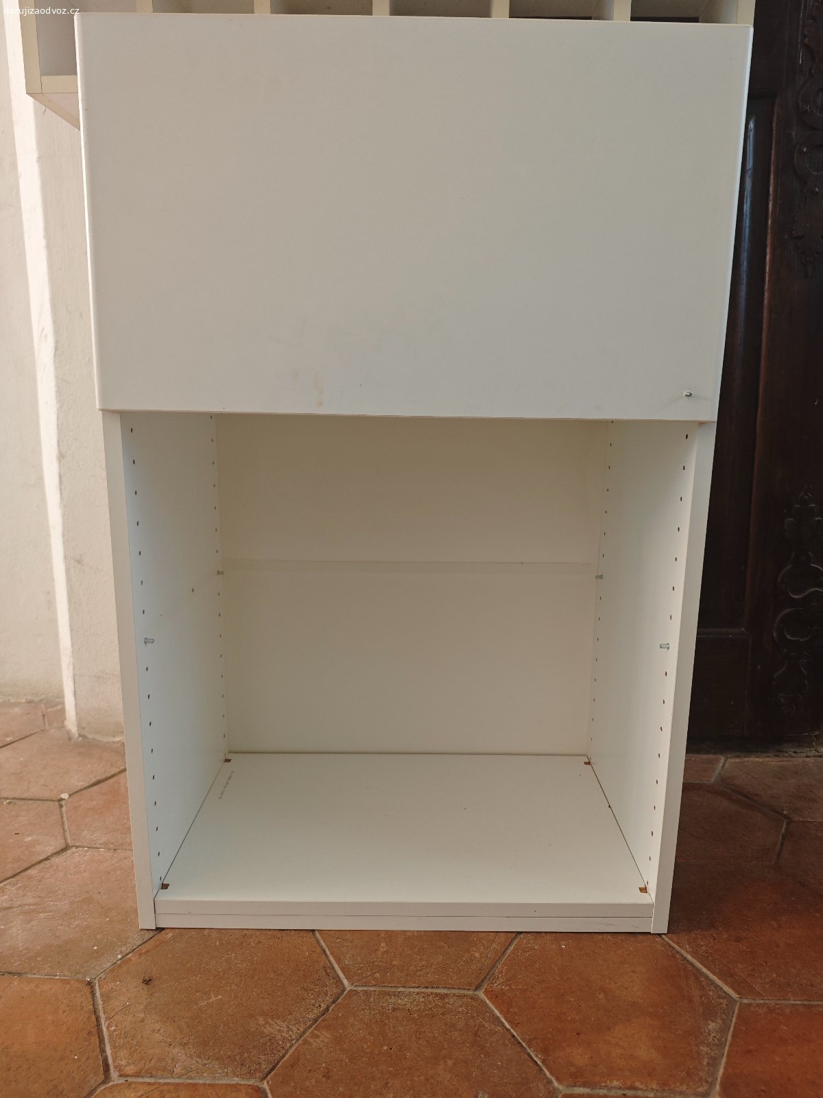 Dve kuchynske skrinky,oboje zavesne. Stav dobry,malo pouzivane.

S mensimi polickami rozmer 80x53 cm
Se zaviracimi dvirkami 60x92cm