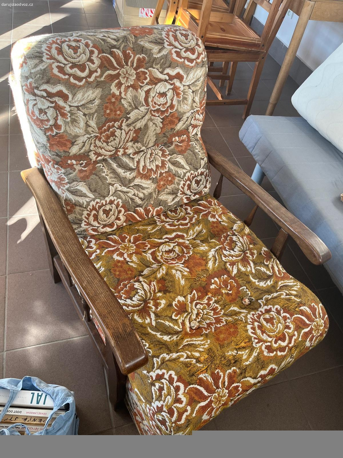 Dvě retro křesla. Vhodná k přečalounění.