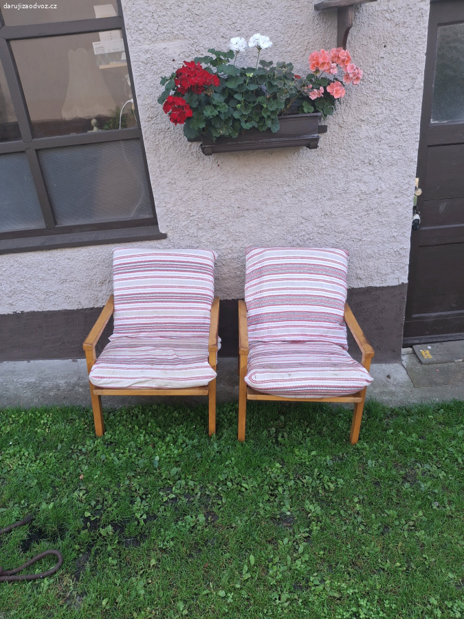 Dvě retro křesla.