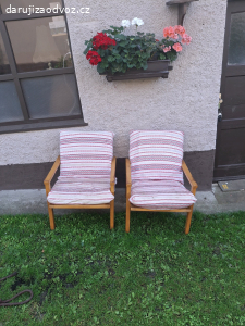 Dvě retro křesla.