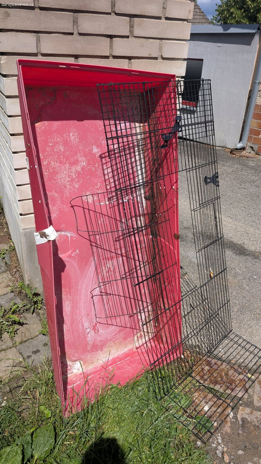 Dvě velké klece. Velká klec cca 140x60cm

Menší klec cca 85x45cm

Nejsou v top stavu, ale na nějaký venkovní výběh atd budou ještě sloužit. Velká klec má prasklou spodní část.

Praha 6 Liboc - upřednostním zájemce s rychlejší možnosti odvozu. ??