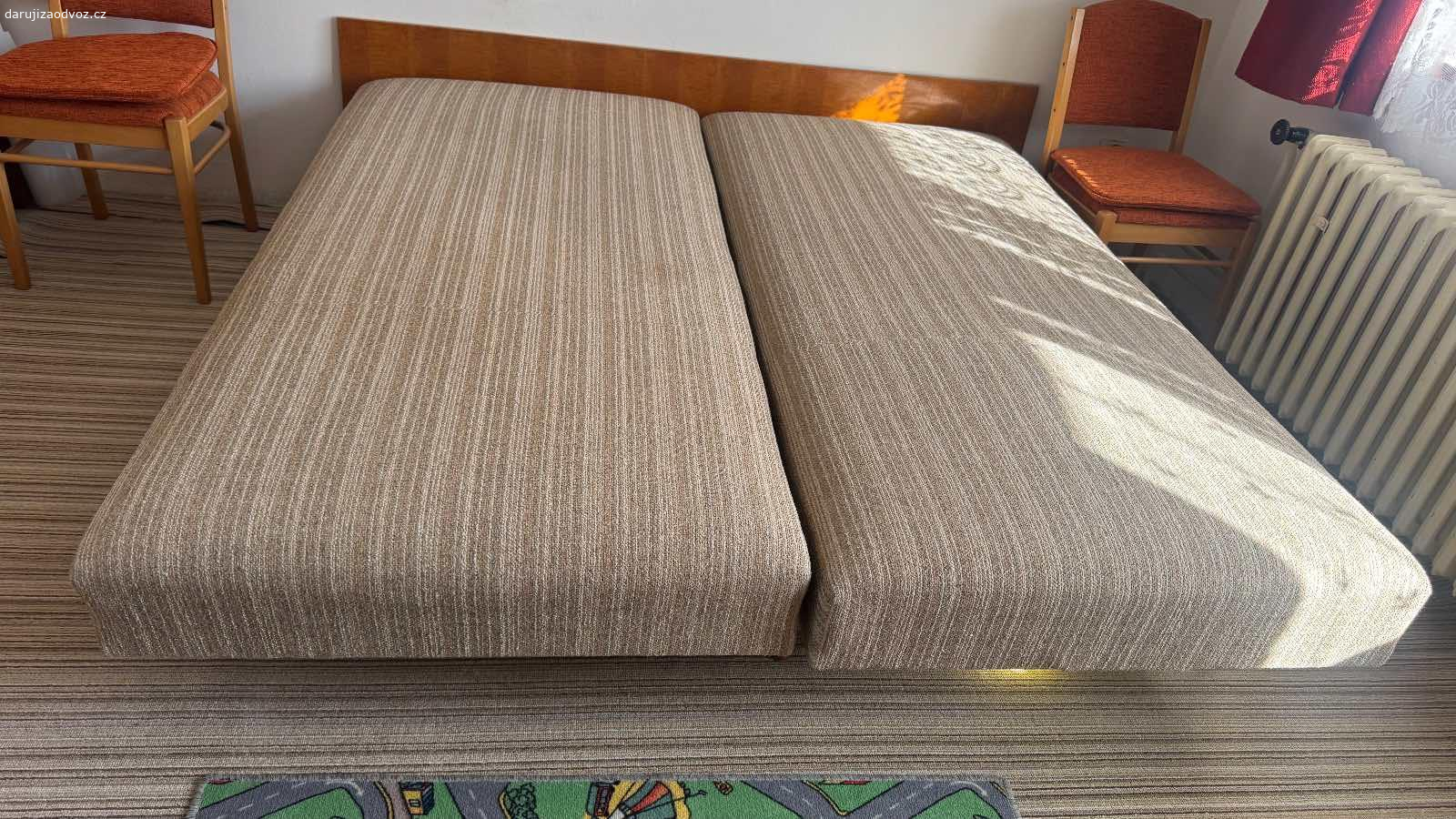 Dvě zrestaurované retro postele – jako nové!. Dám za odvoz dvě starší, ale kompletně zrenovované postele v perfektním stavu.
	•	Nové pružiny a výplň
	•	Nové kvalitní potahy
	•	Masivní a pevná konstrukce
	•	Čisté, ihned k použití
	•	Možno použít jako dvojlůžko nebo dvě samostatné postele
Pro víc info a domluvu pište na mail.