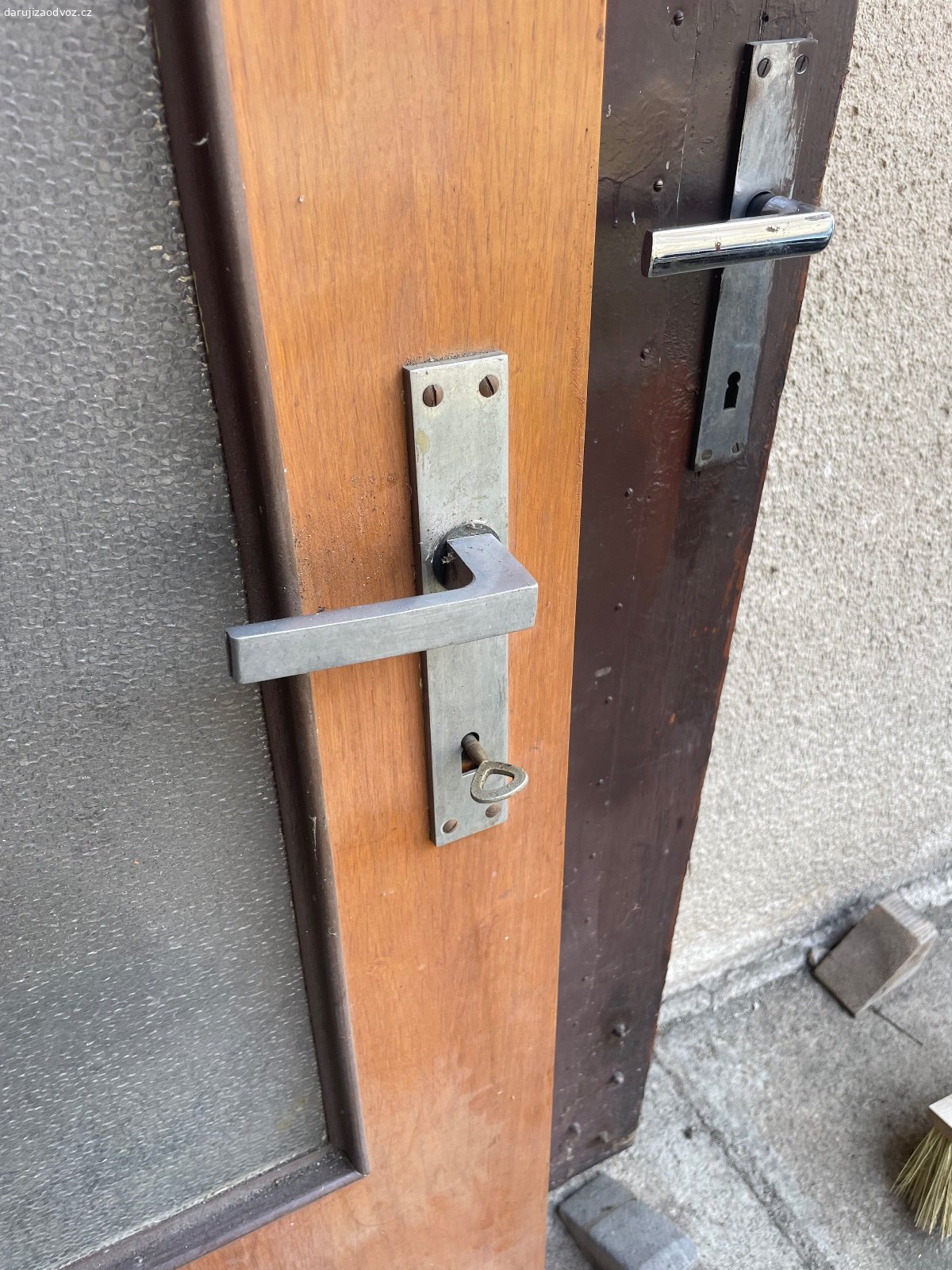 Interiérové RETRO dveře - 60 LEVÉ - ZA ODVOZ!. Daruji interiérové RETRO dveře - 60 LEVÉ - ZA ODVOZ! Šířka ve falci cca 62 cm, celková šířka cca 65 cm. Sklo není nikde prasklé. Včetně klíče! NUTNÝ vlastní odvoz a odnos. K vyzvednutí po předchozí domluvě u Zbečna na Rakovnicku (50 min od Prahy). Daruji další věci za ODVOZ viz. inzeráty!