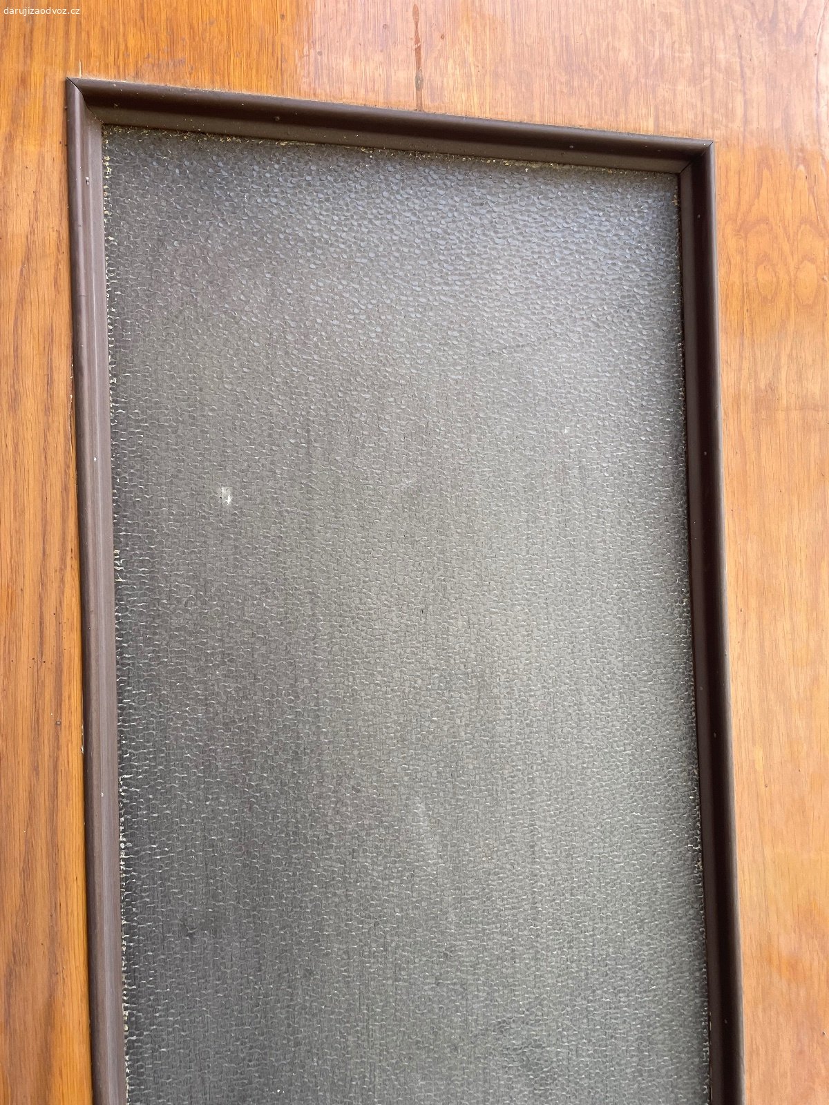 Interiérové RETRO dveře - 60 LEVÉ - ZA ODVOZ!. Daruji interiérové RETRO dveře - 60 LEVÉ - ZA ODVOZ! Šířka ve falci cca 62 cm, celková šířka cca 65 cm. Sklo není nikde prasklé. Včetně klíče! NUTNÝ vlastní odvoz a odnos. K vyzvednutí po předchozí domluvě u Zbečna na Rakovnicku (50 min od Prahy). Daruji další věci za ODVOZ viz. inzeráty!