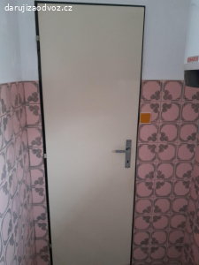 Dveře a police na WC