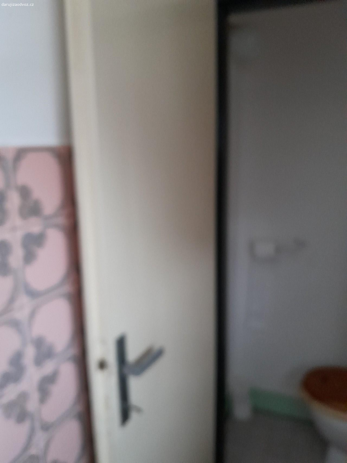 Dveře a police na WC. Nabízím dveře 70cm levé, police na WC rozměr 66x60cm