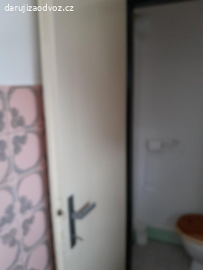 Dveře a police na WC