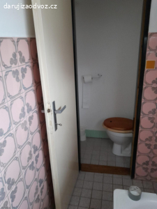 Dveře a police na WC